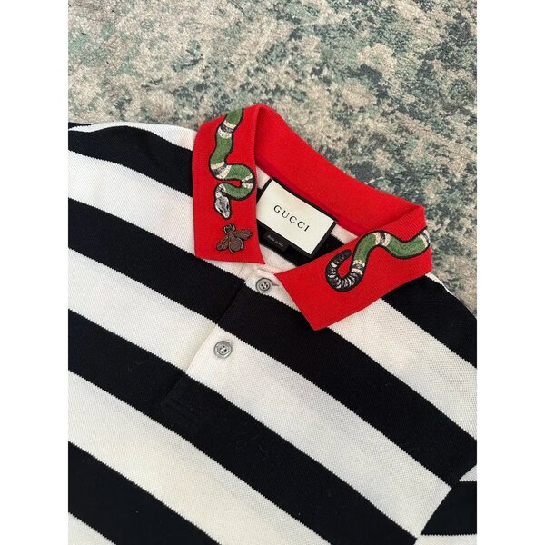 Polo rayé avec col serpent