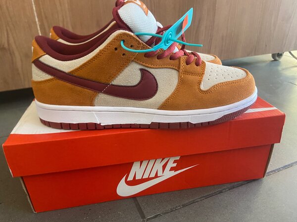 QUALITY NIKES IN BOX SIZE 7UK