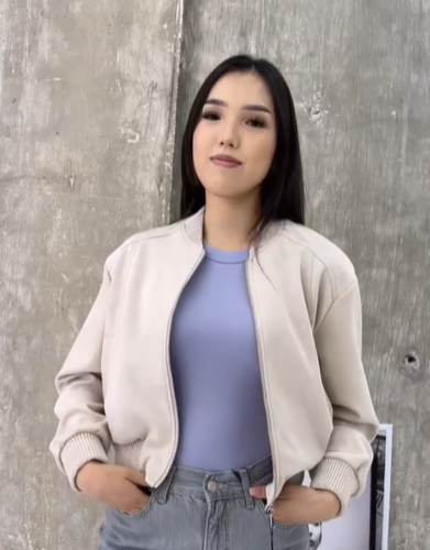 Замшевый бомбер в бежевом цвете