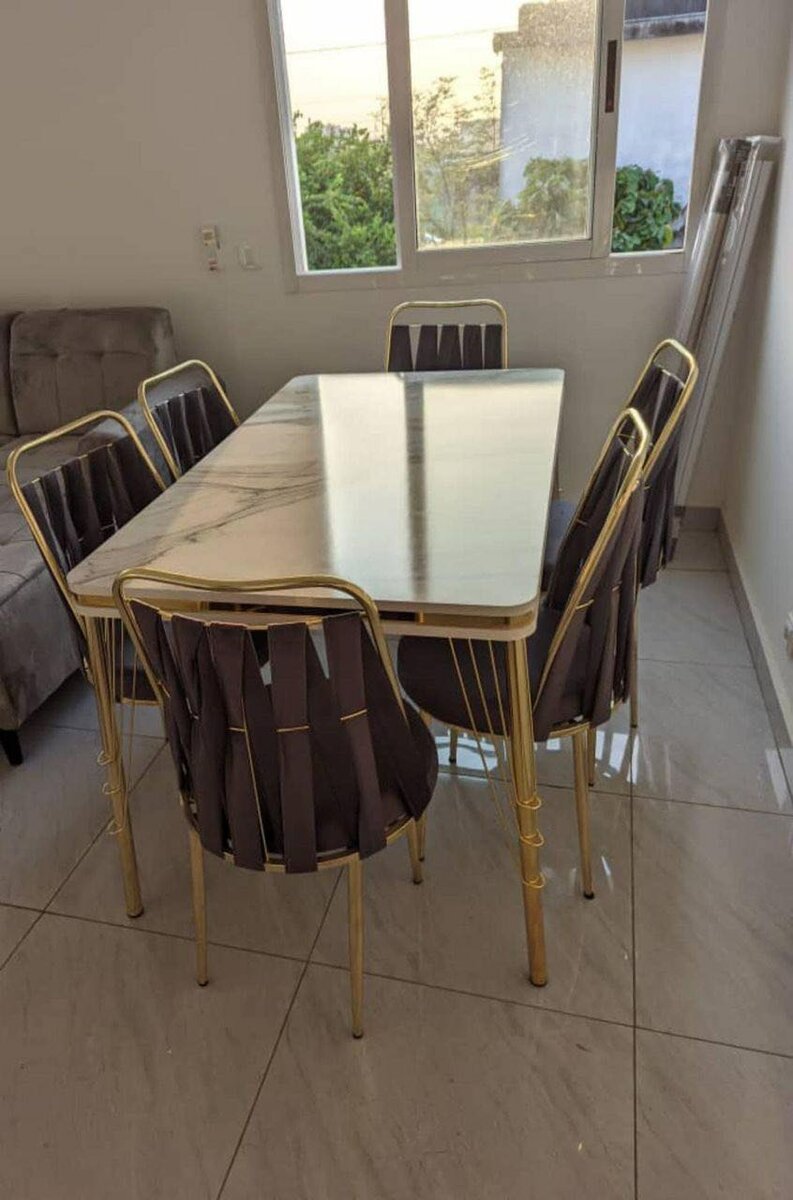 Table à manger 6 place disponible