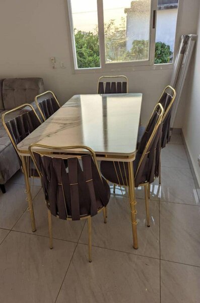 Table à manger 6 place disponible