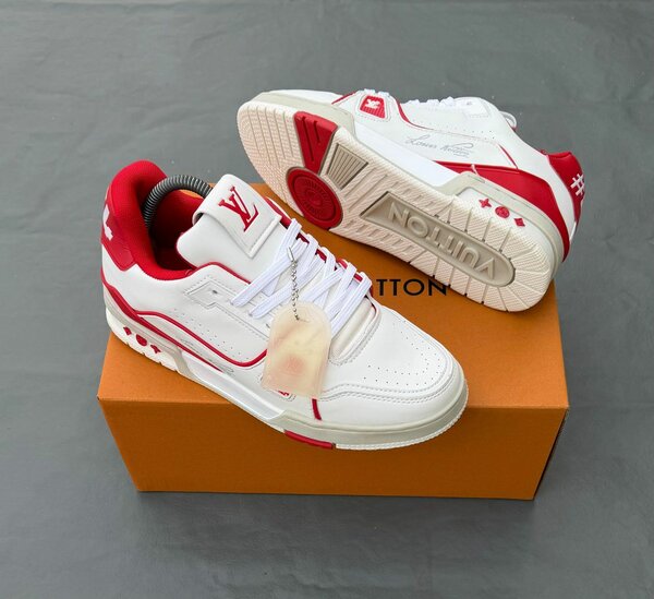 Baskets blanches et rouges