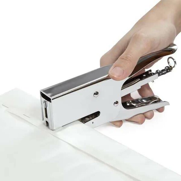 L'agrafeuse à la main de l'agrafeuse de bureau peut contenir