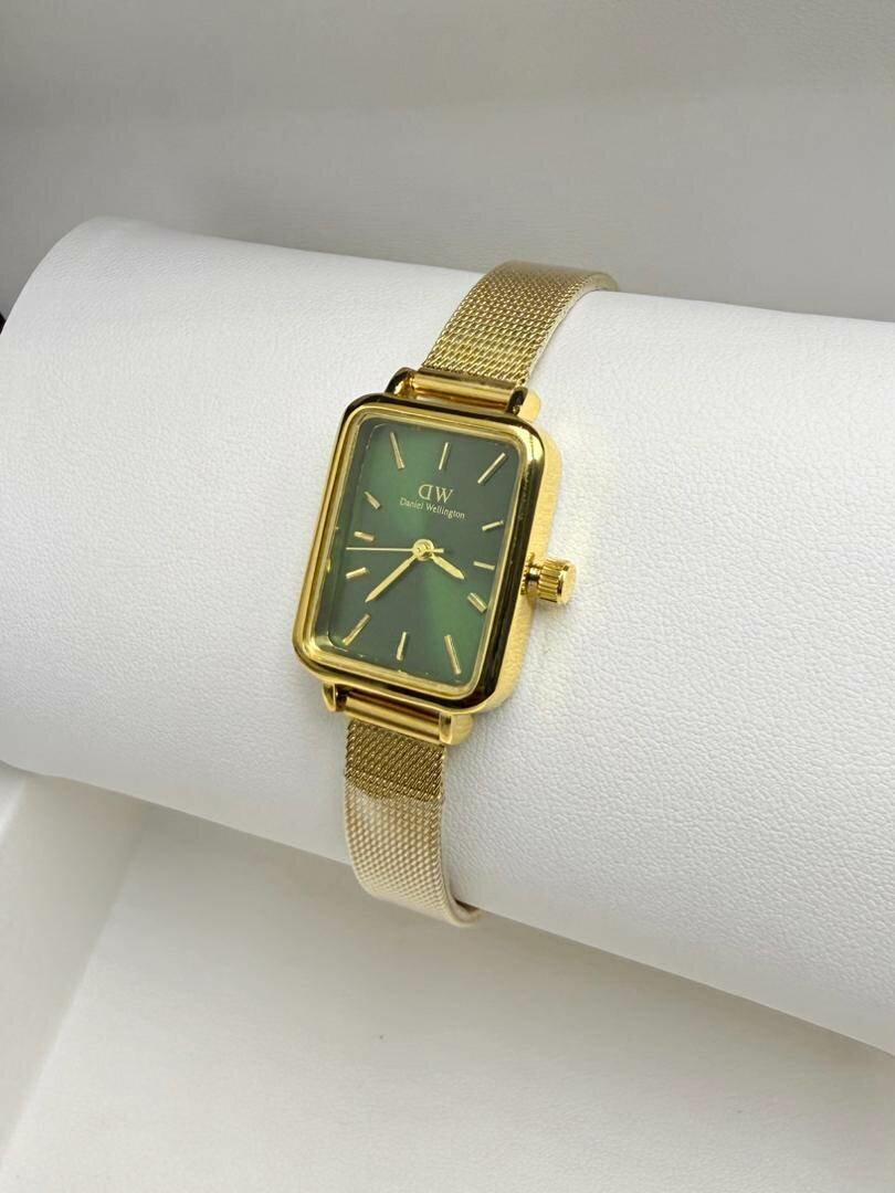 Montre femme carré dorée