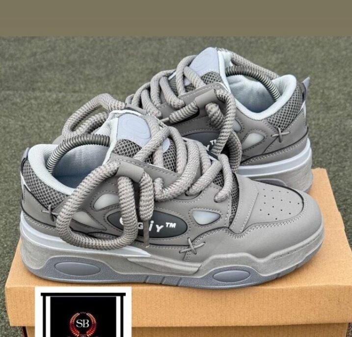 Baskets grises tendance