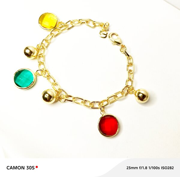 Bracelet doré avec pendentifs colorés