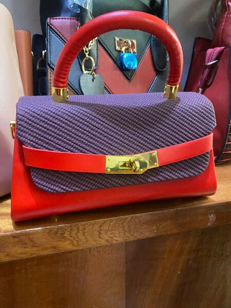 Sac à main bicolore élégant