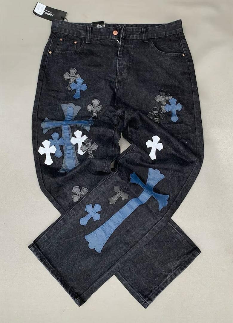 Jeans avec broderies croisées