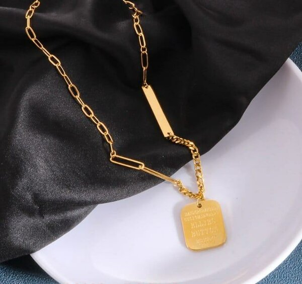 Stylish Gold Pendant Necklace