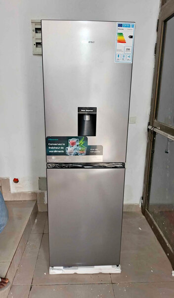 Réfrigérateur avec distributeur