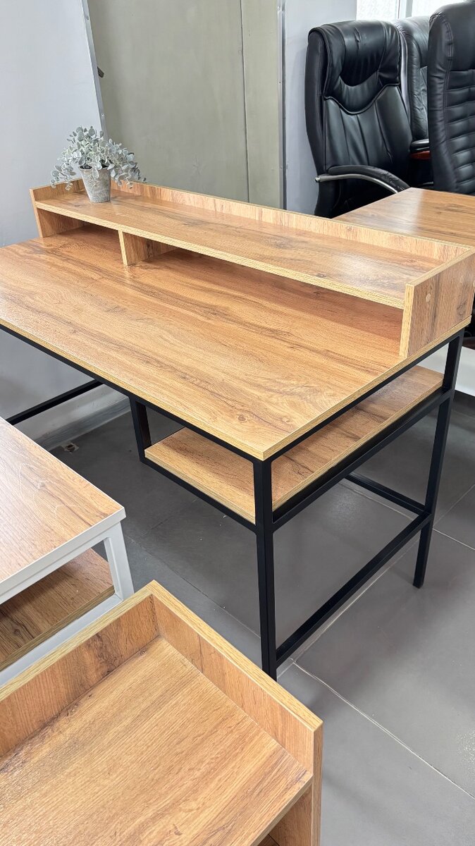 Стол письменный, маникюрный