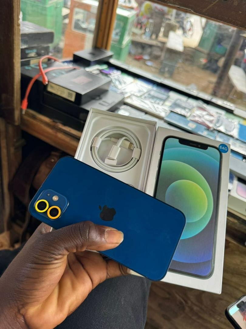 iPhone 12 64 giga tout passe propre