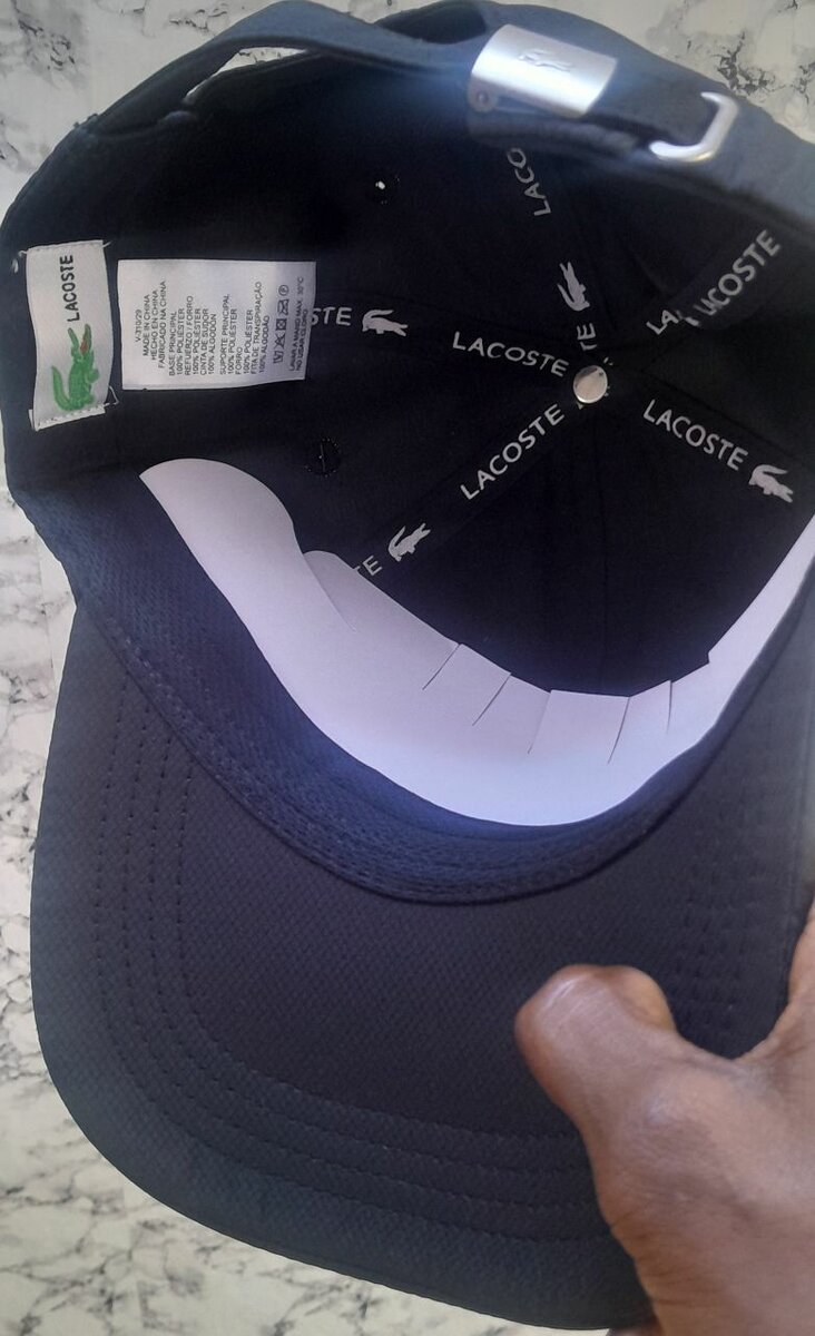 Casquette noire élégante Lacoste