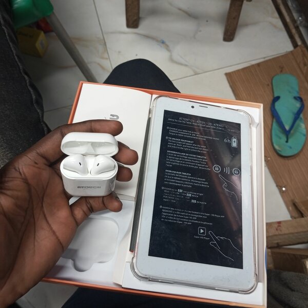 Tablette iTouch X13 avec écouteurs