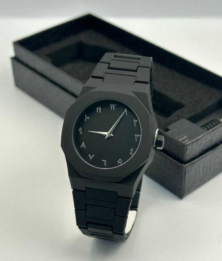 Montre noire design élégant