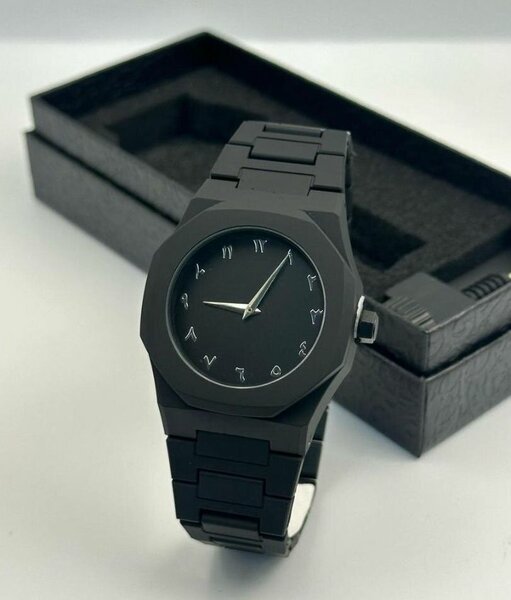 Montre noire design élégant