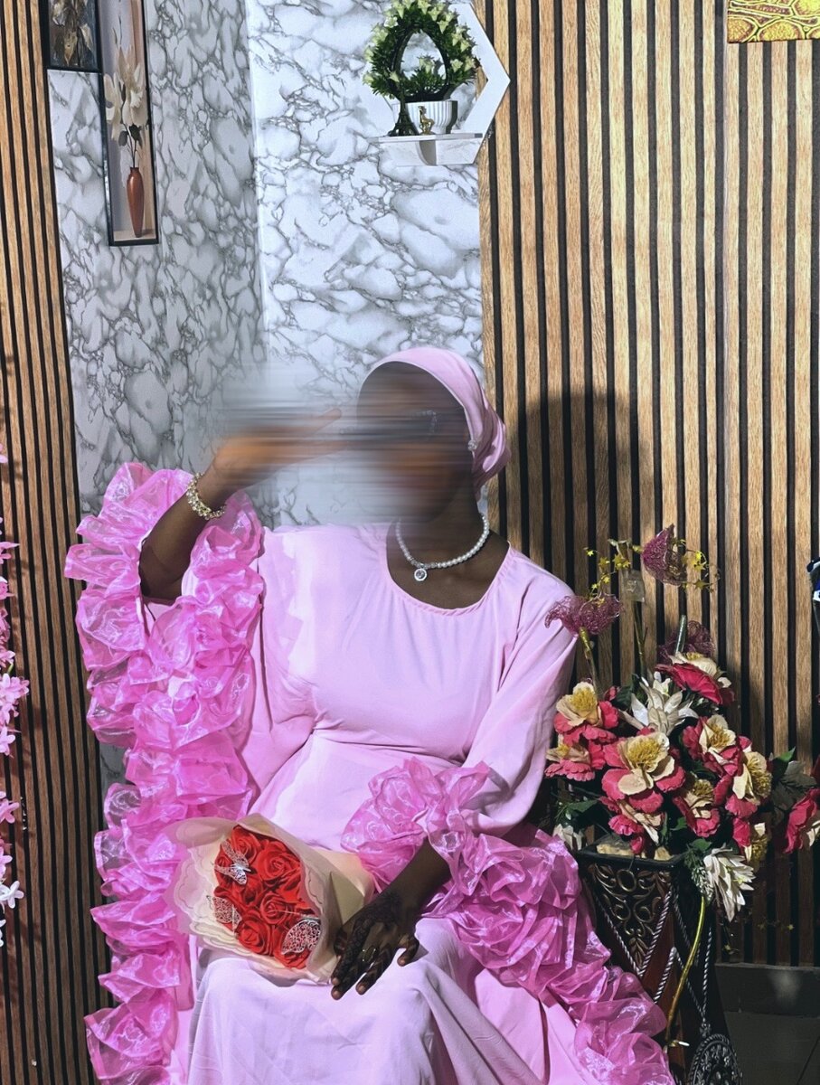 Robe rose élégante à volants