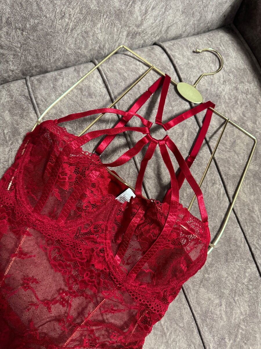bodysuit en dentelle rouge
