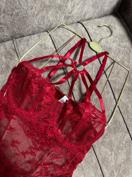 bodysuit en dentelle rouge