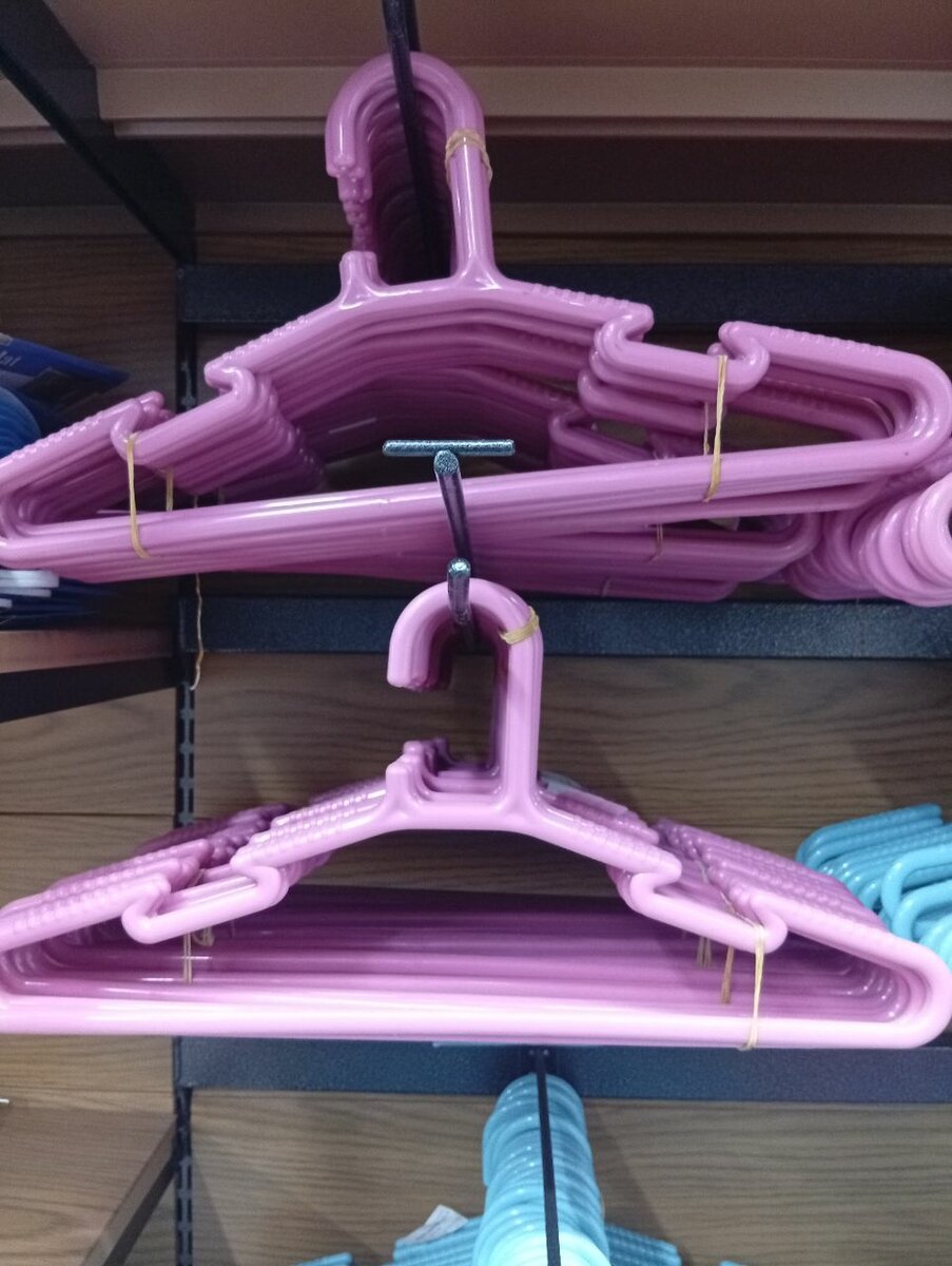 Cintres colorés en plastique