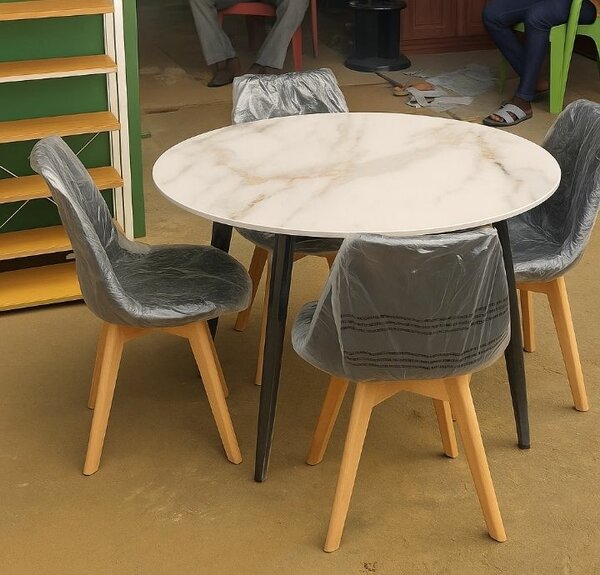 Table ronde en marbre et chaises