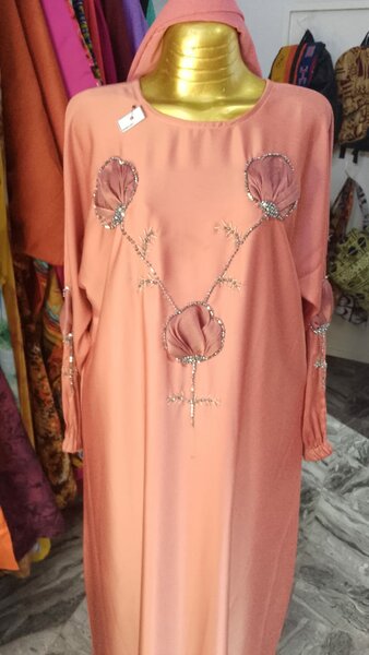 Caftan élégant avec broderie