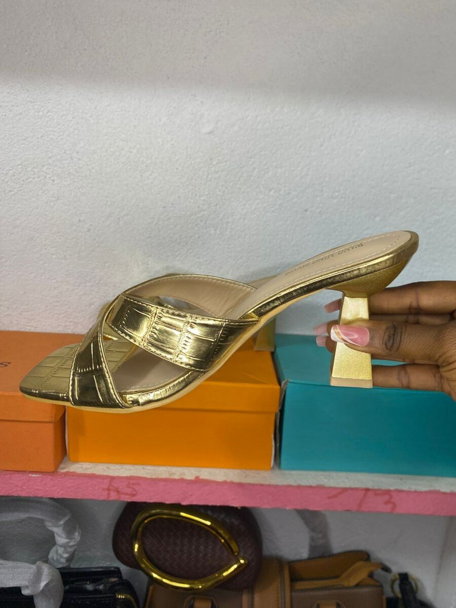 Sandales dorées à talons élégantes