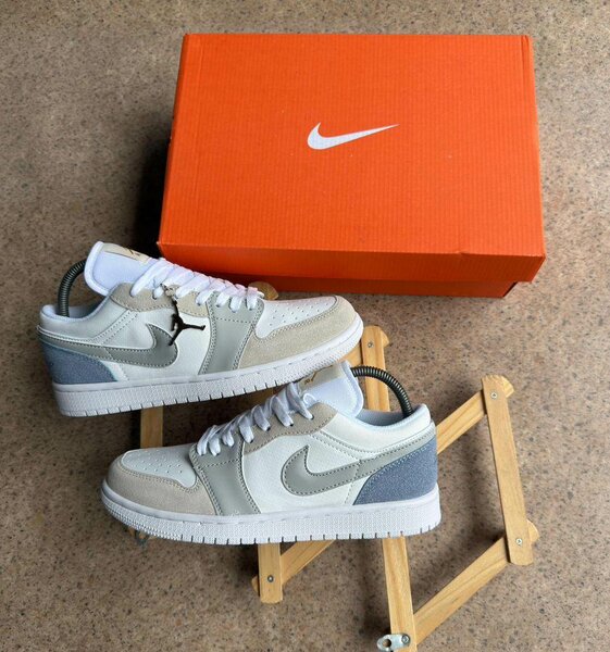 Baskets basses Nike beige
