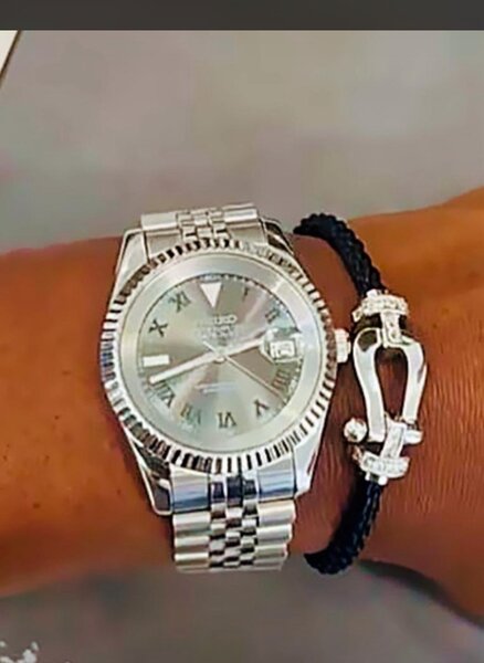 Montre élégante argentée