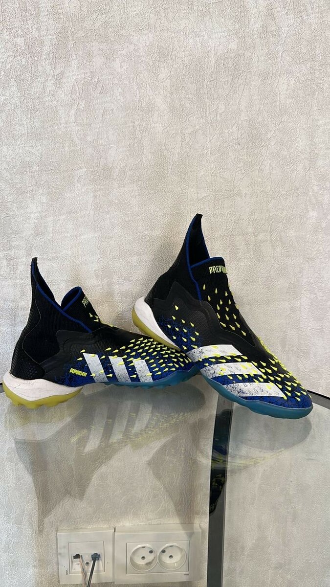 Продаю футбольную обувь от фирмы адидас, в 35 размер