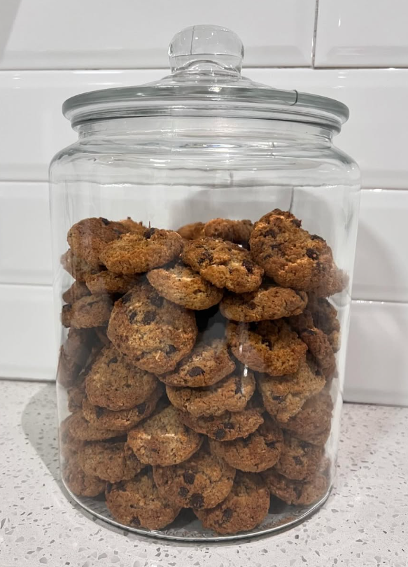 Glass jar with lid for storage, transparent, voluminous, suitable for biscuits, cereals and bulk products