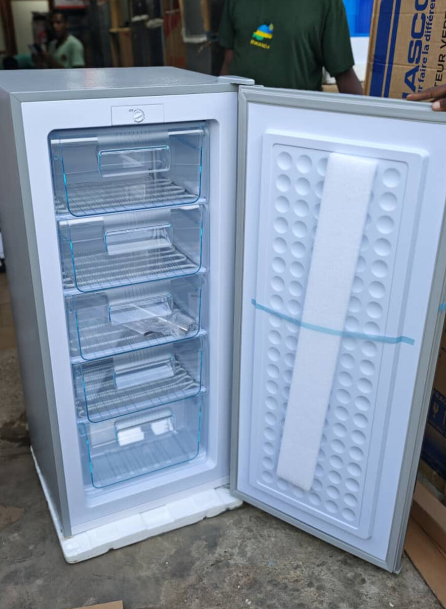 Congélateur vertical compact moderne