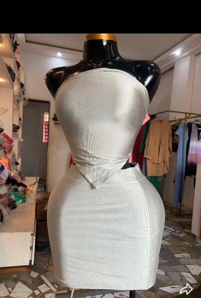 Robe Torsadée Blanche Élégante