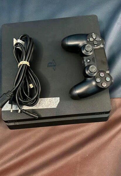 Console Sony PS4 avec manettes