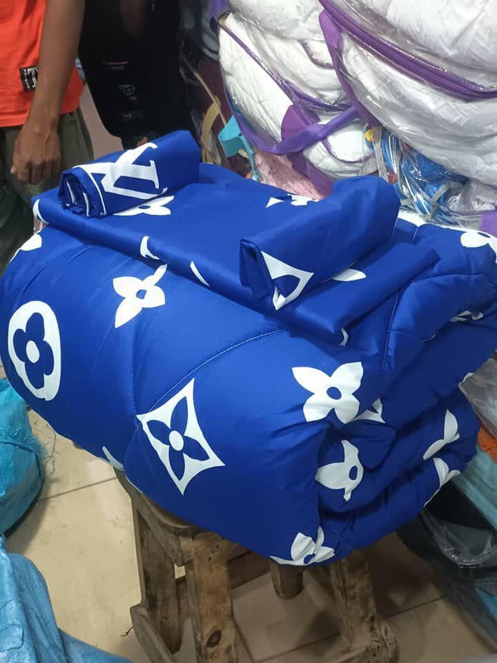 1 Duvet ,2 pillow cases and 1 flat sheet with print