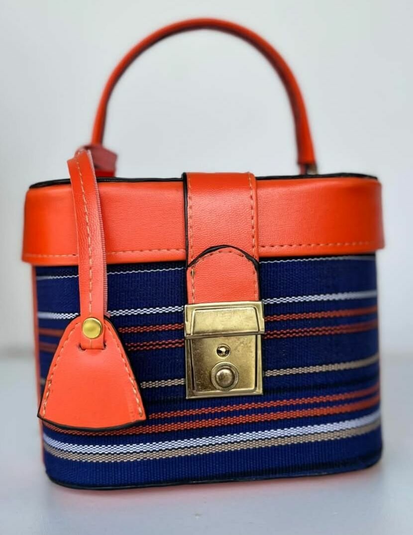 Sac à main rayé élégant