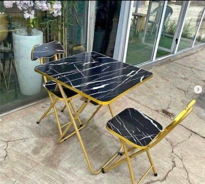 Table et chaises pliantes élégantes