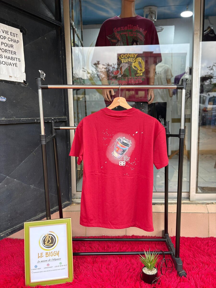 T-shirt rouge imprimé canette