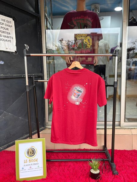 T-shirt rouge imprimé canette