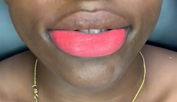 Exfoliant à lèvres rouge naturel