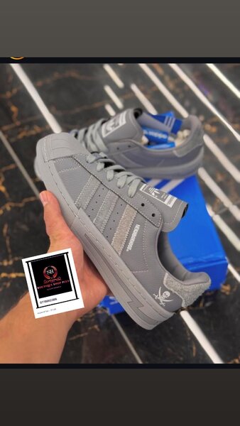 Basket Adidas super star authentique avec sa boîte