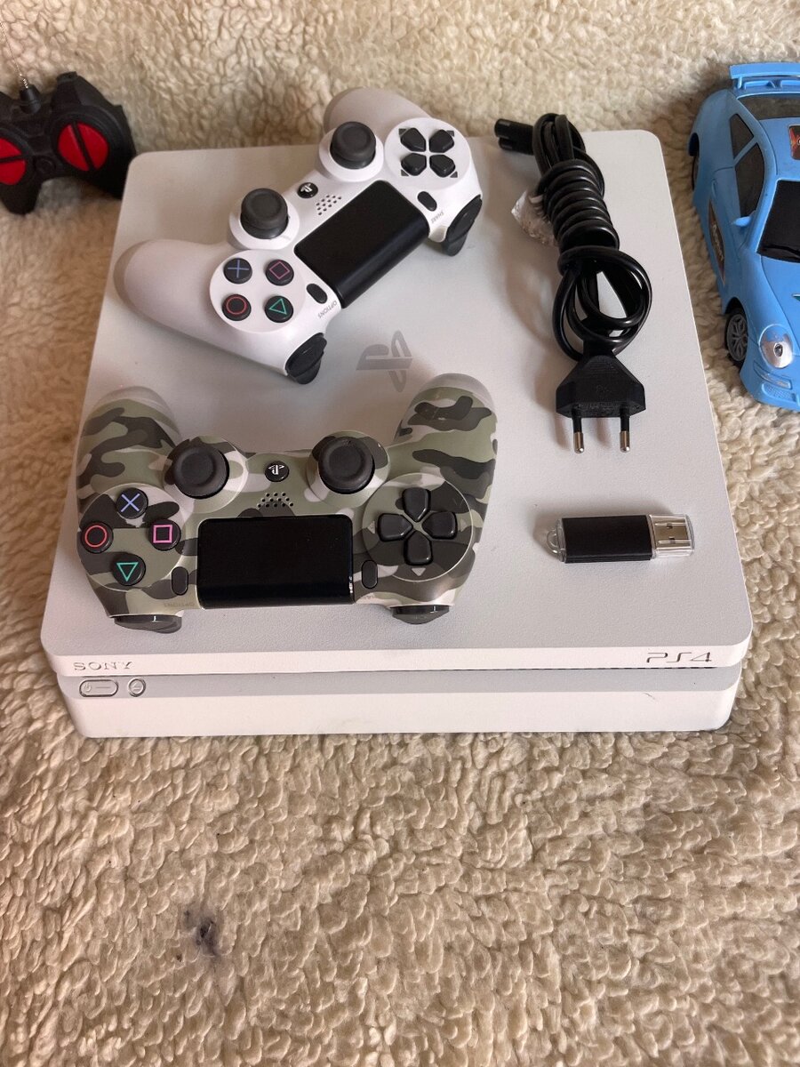 Ps4 Slim blanche /10 Jeux inclus