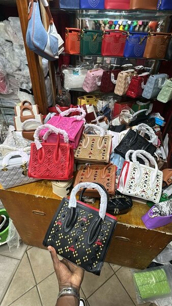 Ce louboutin de 23 cm est disp