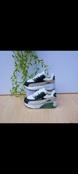 Baskets blanches et vertes