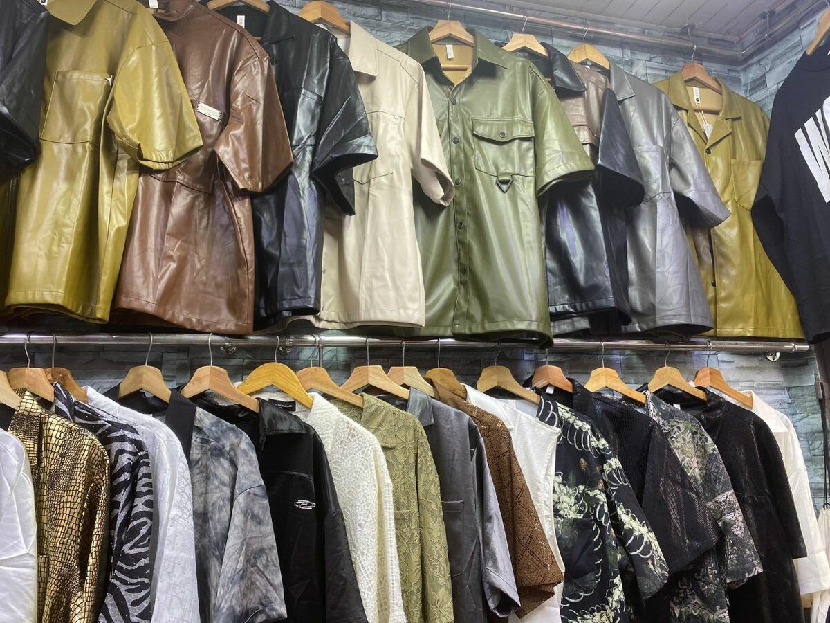 Chemises en similicuir tendance homme