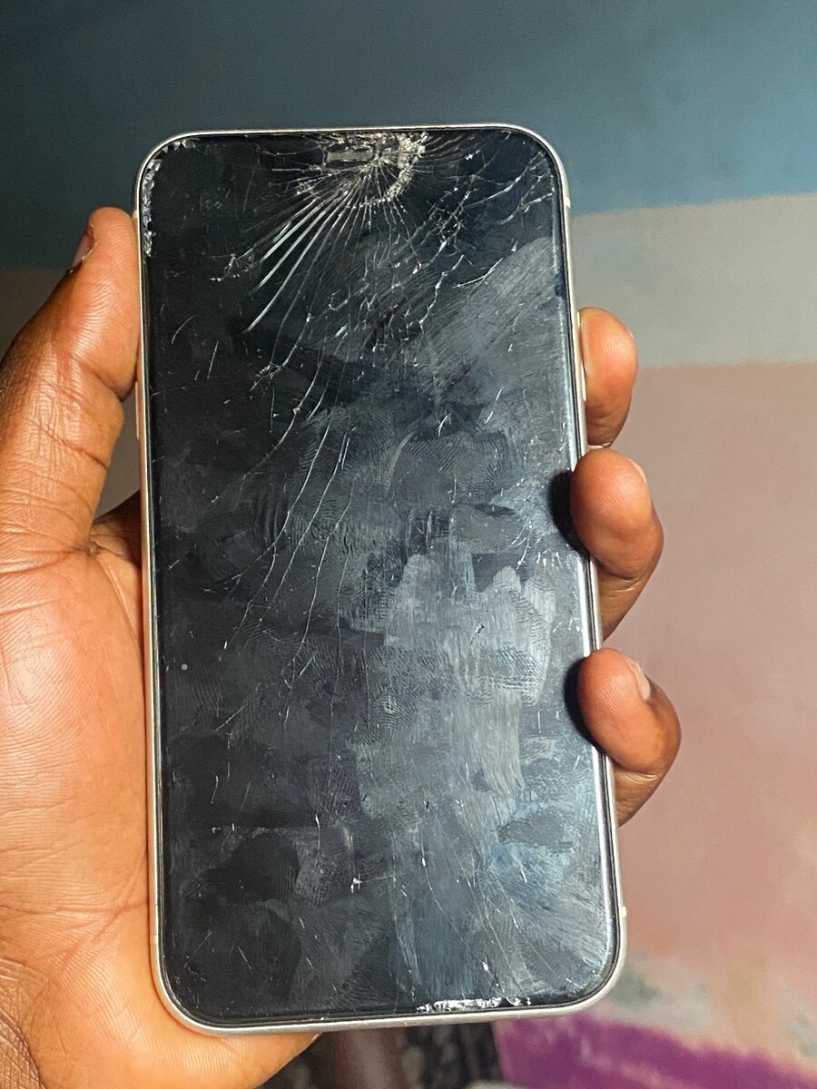 iPhone 11 avec écran fissuré