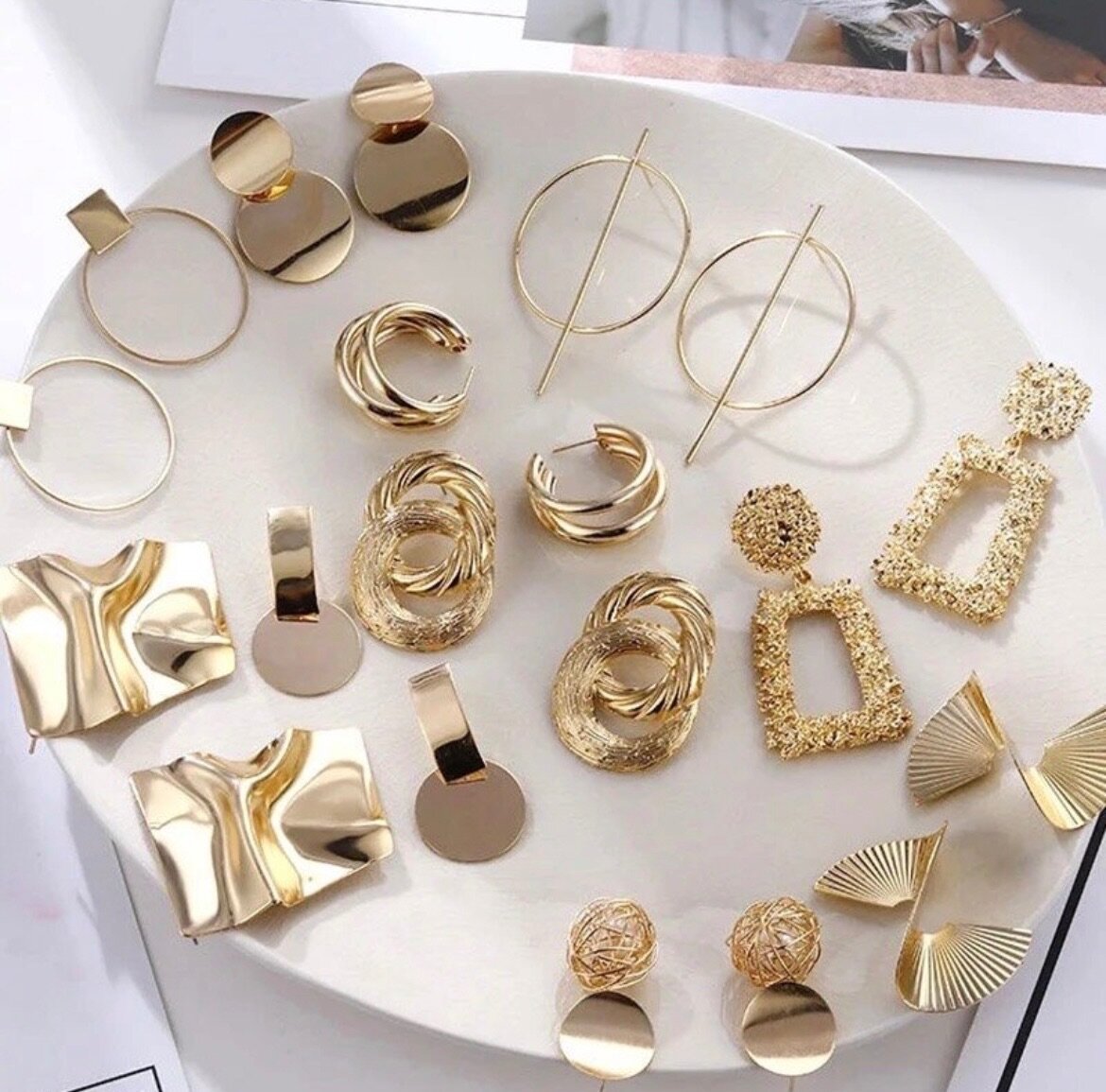 Boucles d'oreilles dorées modernes