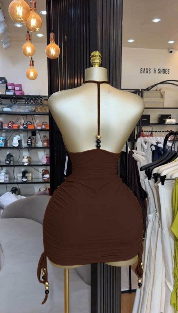 Robe dos nu élégante femme