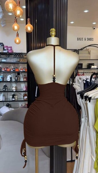 Robe dos nu élégante femme