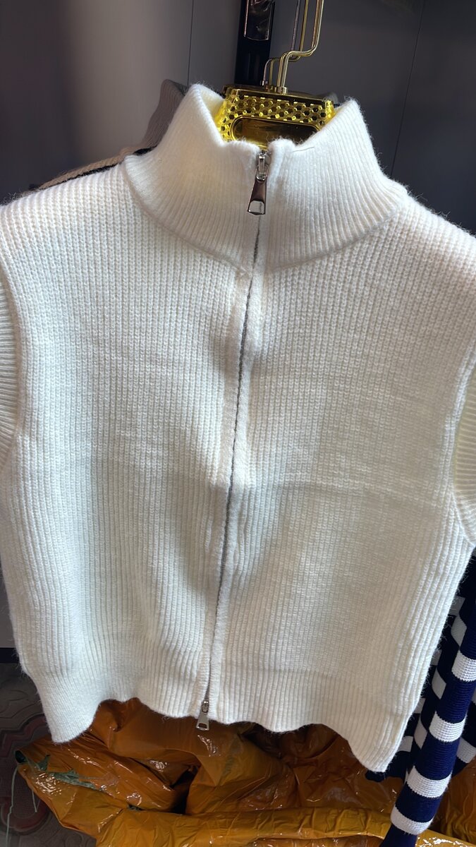 Вязанные жилетки